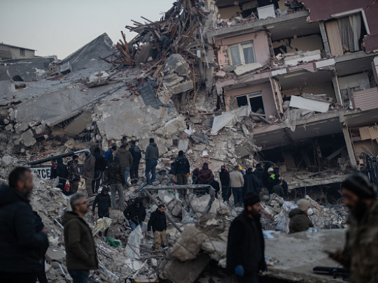 Gente espera noticias de sus seres queridos sus sismo en Turquía