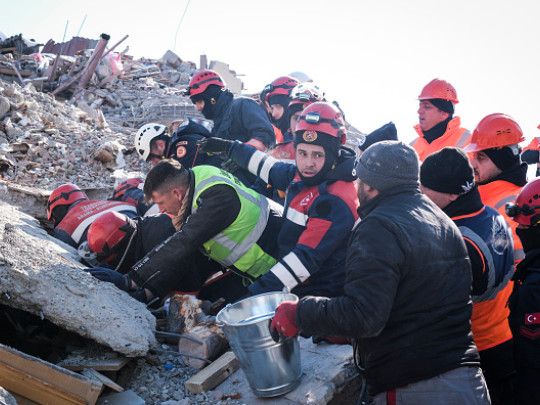 Equipos de rescate trabajan en edificio derrumbado en Turquía