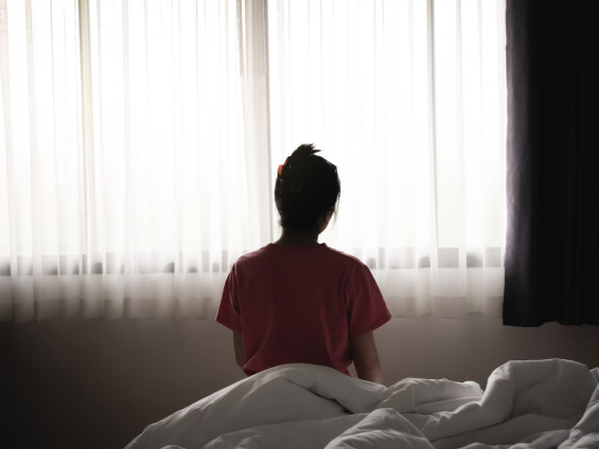 Mujer sola en habitación se pregunta si la soledad provoca Parkinson