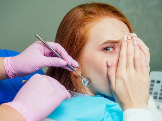 Mujer sabe que el dentista puede detectar si practicó sexo oral. 