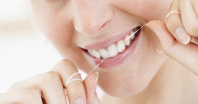 El hilo dental, hace que tus dientes estén libres de microbios y bacterias