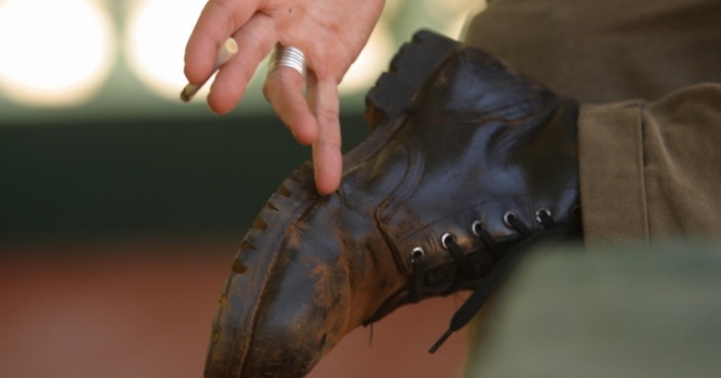 Antes de calzarse, sacudir bien los zapatos y evitar el cigarro. Una piedra pequeña puede causar problemas. 