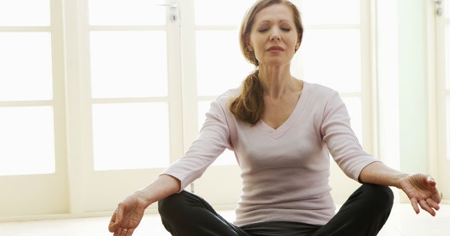 Yoga reduce síntomas de la menopausia