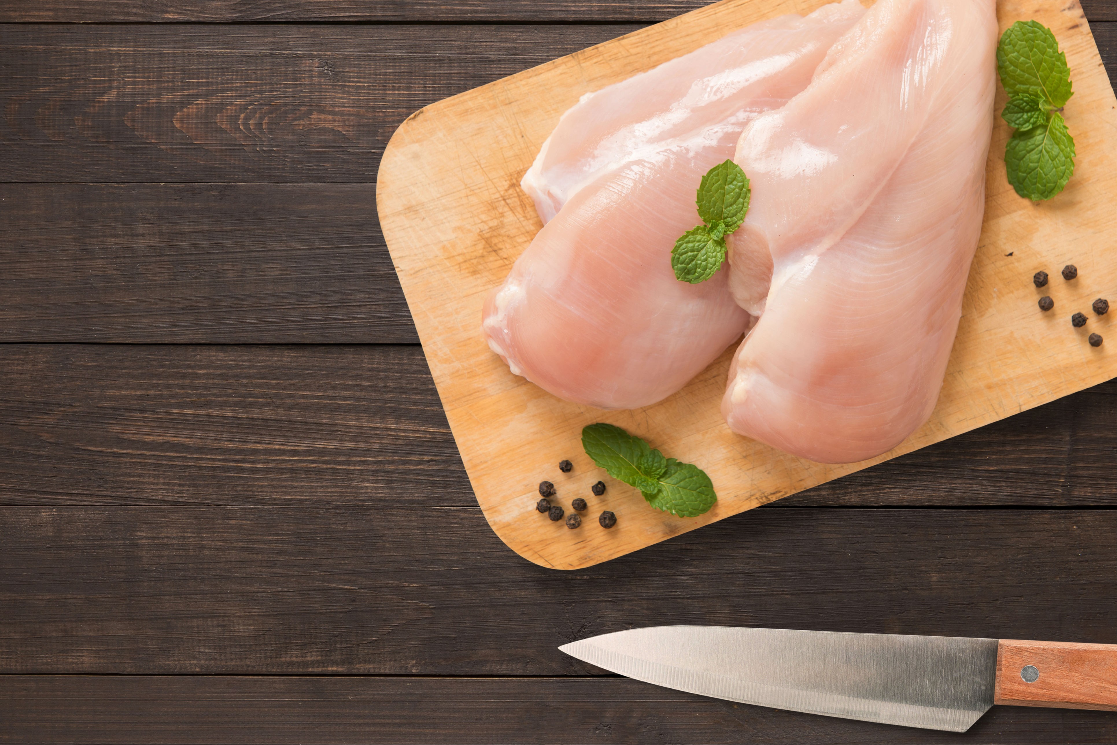 Los peligros de lavar el pollo: cómo evitar una intoxicación alimentaria