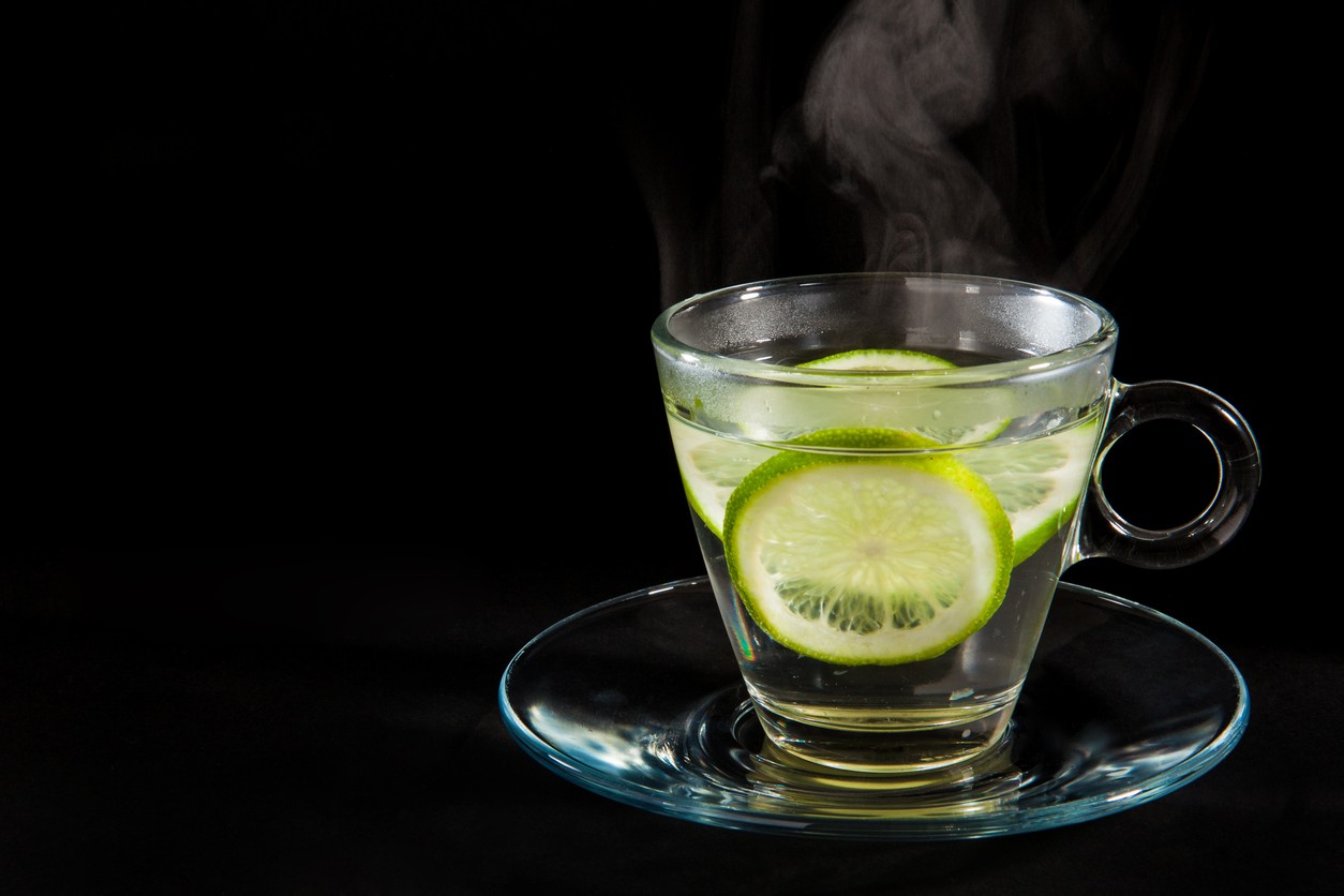 Para qué sirve tomar agua tibia con limón por la noche? | Salud180