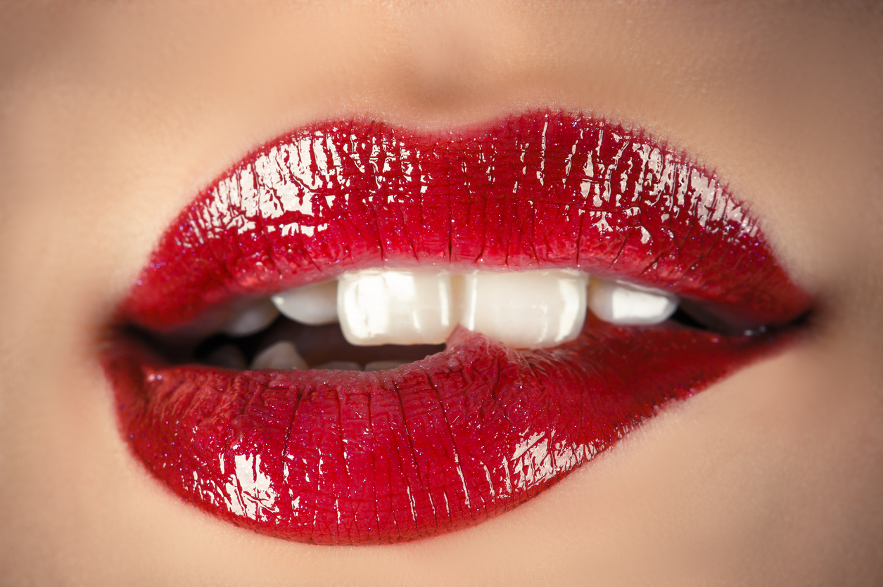 Mujer con labios rojos y brillantes que serán tendencia en 2022