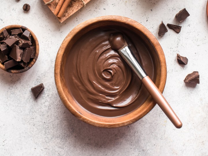 Mezcla de chocolate y café en un recipiente con brocha