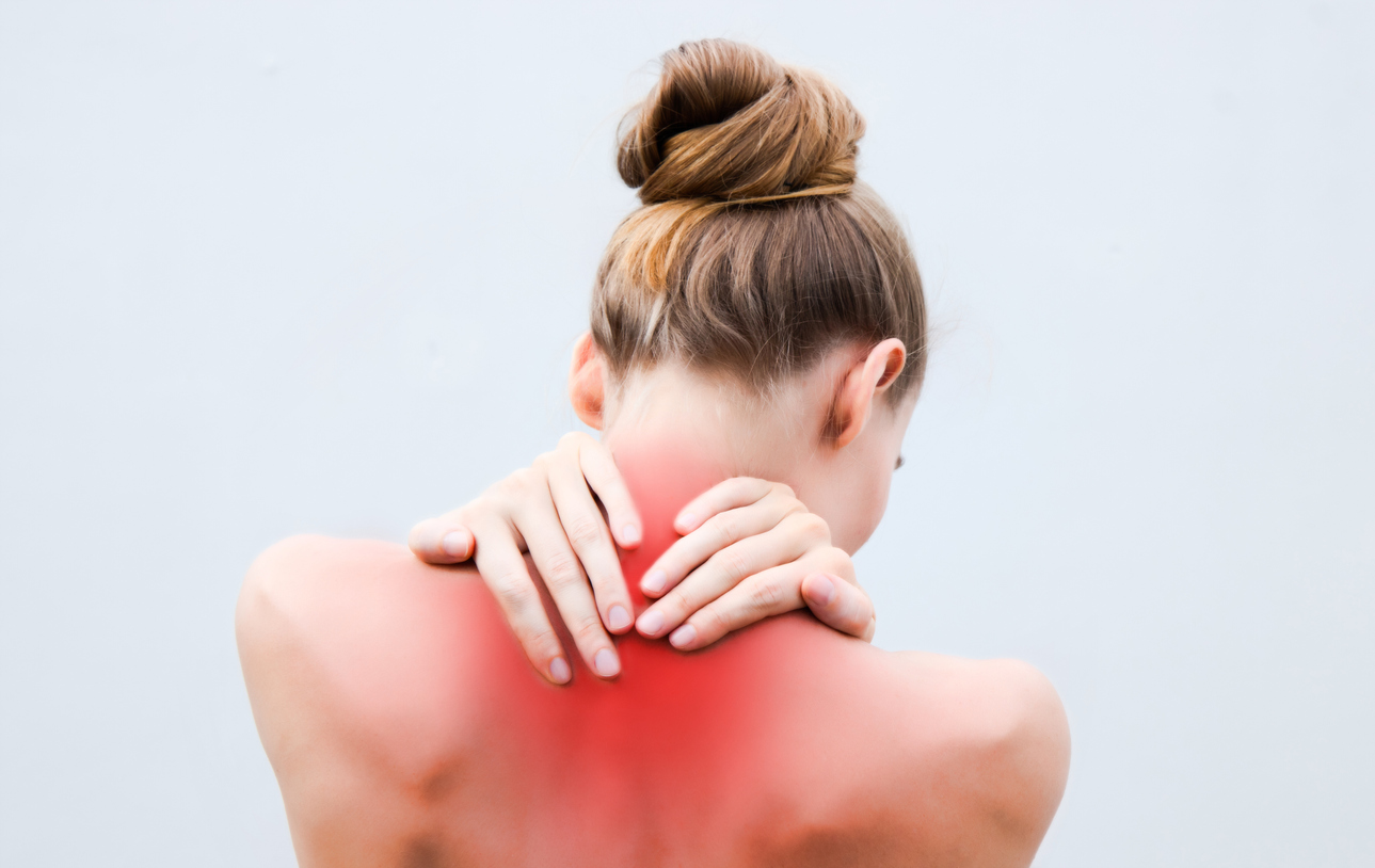 El tipo de dolor de cabeza más común es el tensional, que se desencadena después de que existe una inflamación en los hombros, causados por mucho estrés.