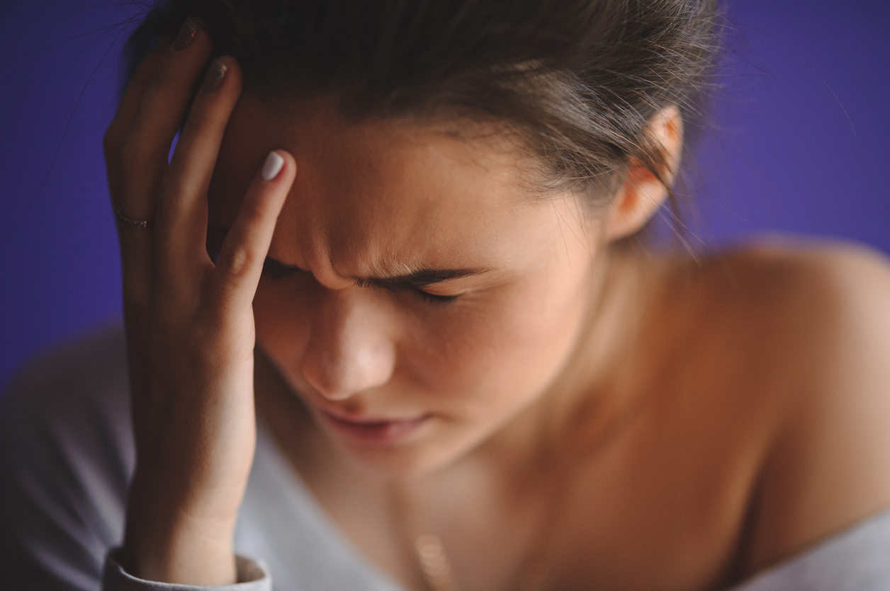 El dolor de migraña se distingue de otro dolor de cabeza, porque es muy fuerte y con palpitaciones que normalmente se presenta en un sólo lado de la cabeza.