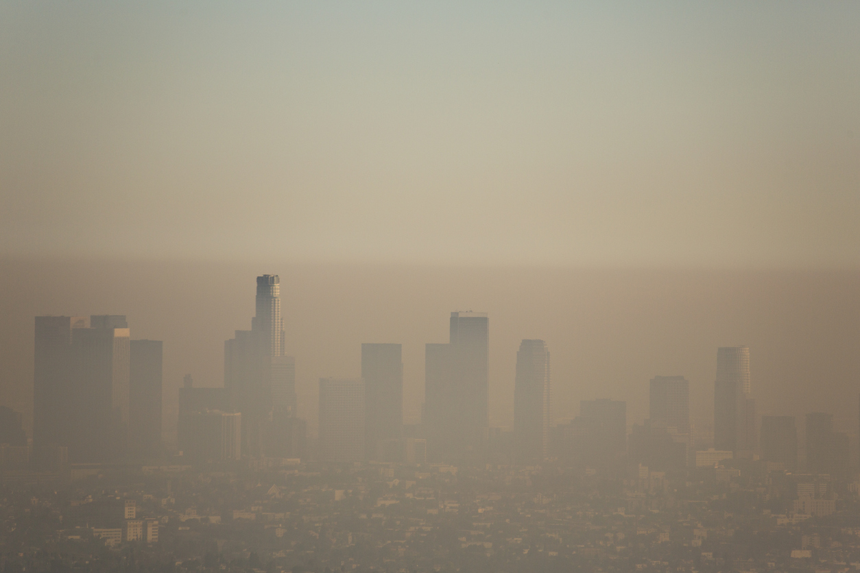 Las ciudades con un alto nivel de contaminación pueden llegar a tener un gran número de pacientes con cáncer pulmonar.